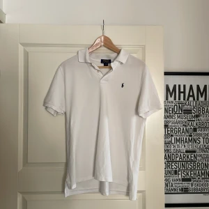  Vit Polo Ralph lauren piké  - Piken är i storlek XL 18-20 i barnstorlek vilket passar i storlek S-M mer detaljerade bilder finns också pris kan diskuteras!