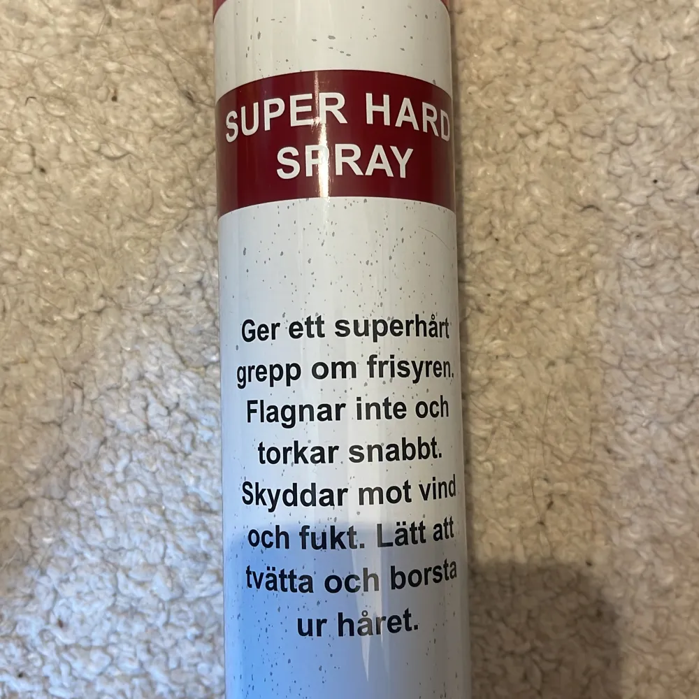 Hårspray som ger ett superhårt grepp om frisyren. Flagnar inte och torkar snabbt. Testad en gång. Övrigt.