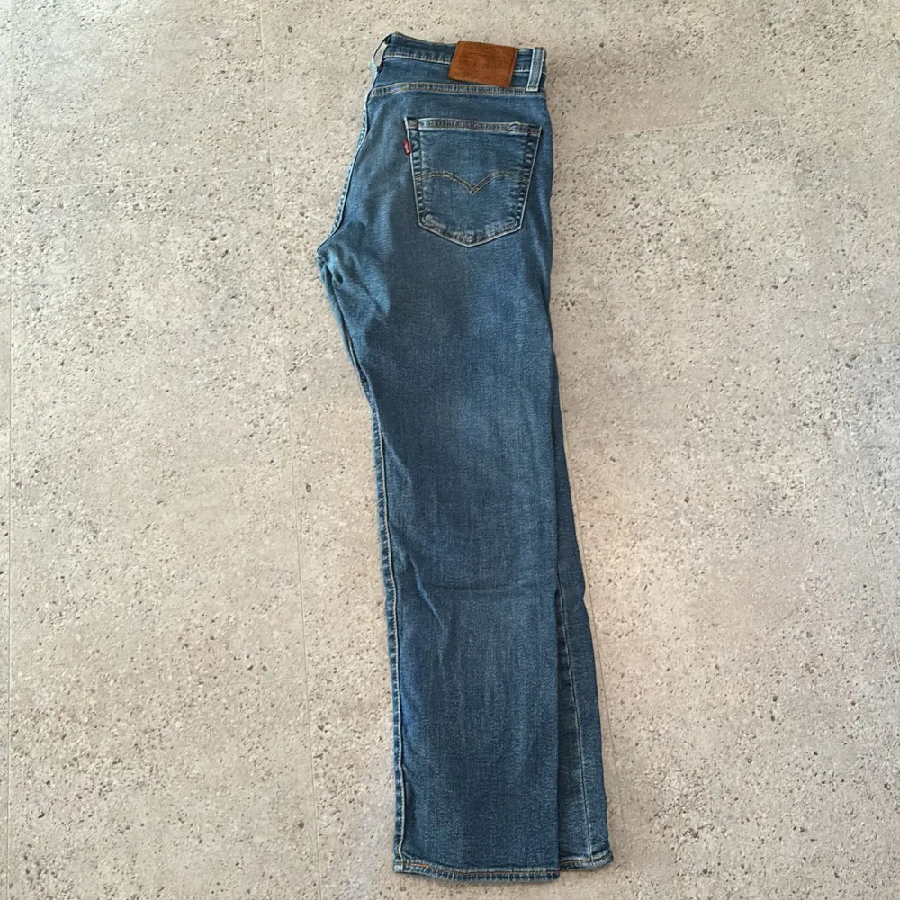 Säljer dessa feta levi’s jeans i väldigt bra skick Pris kan diskuteras . Farkut & Housut.