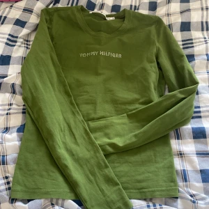 Tommy hilfiger tröja - Säljer denna jättesnygga långärmade från Tommy för att den tyvärr inte används, i strl M men passar mig som brukar ha 152 ❤️🙌 pris kan diskuteras 💗