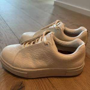 Vita sneakers från EYTYS i modellen ”Doja” perfekta nu inför hösten 🍂👟  Jag har endast använt dessa 2 gånger så skulle därför säga att de är i jättebra skick:) (nypris: 2100kr)