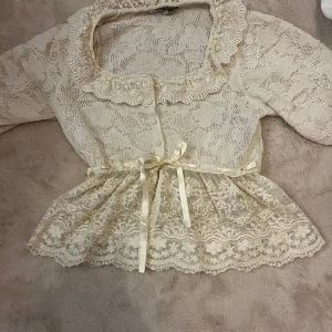 Topp - Aldrig använd. Söt topp från zara med spets och liten knytning. 