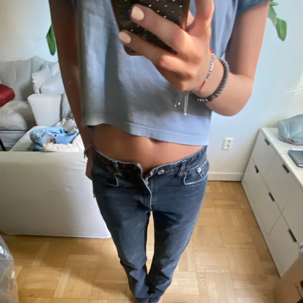 Långa jeans ( är ish 172) säljer pga att dom inte passar längre. Sitter jätte snyggt lita baggy i benen men sitter bra i höften. . Jeans & Byxor.