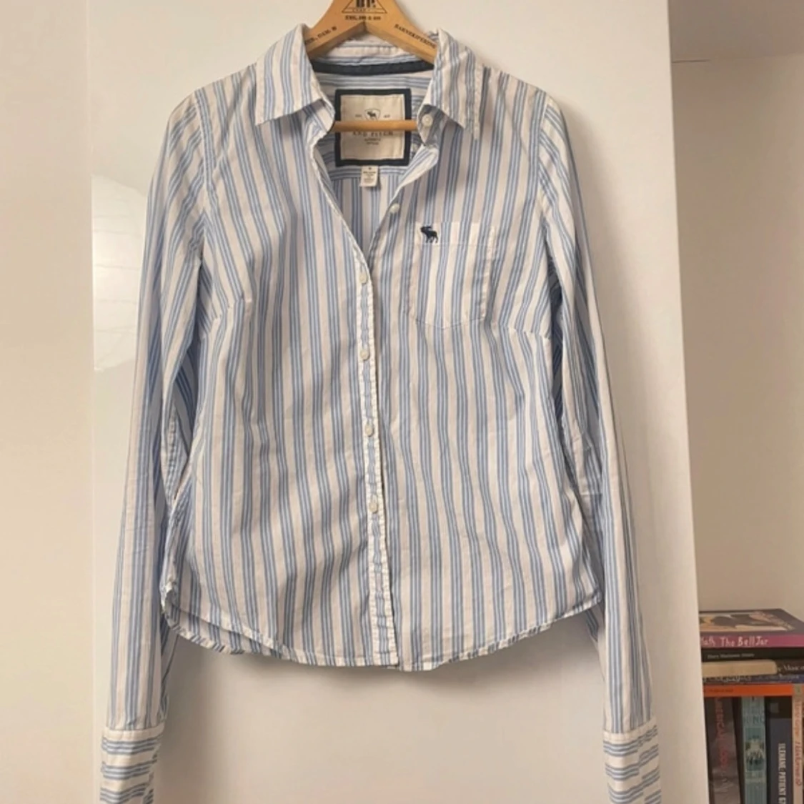 Blå-vitrandig abercrombie fitted skjorta