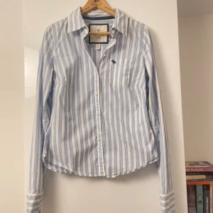 Blå-vitrandig abercrombie fitted skjorta - Superbra kvalite och skick! Sitter som en S