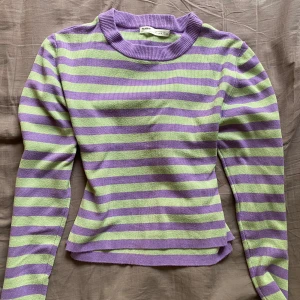Randig tröja - Lila och grön randig tröja, ganska kort men skönt material! Stretchig och passar bra på både smal och bredare kroppar.