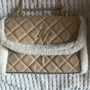 Väska - Super snygg väska från newyorker. Perfekt till vintern men man kan ha den till vilket tillfälle som helst❤️ Knappt använd och därför har den inga defekter. Priset kan diskuteras :)