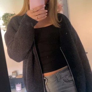 Stickad kofta i ull från Zara - Varm och gosig kofta från Zara i storlek S. Använd lite så är jättefin men vissa noppor finns. 