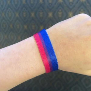 Bi arm/fotband - Köpte från happypride för 39kr säljer för 15kr+frakt Aldrig använt den så det är nyskick. Stretchigt material så den passar alla