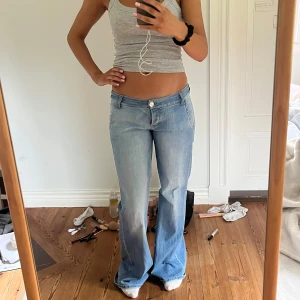 Lågmidjade vintage jeans  - Midjemått( rätt över): 40cm  Inerbenslängd: 86cm   Köp dem via ”KÖP NU” eller Swish  Modellen är 170 cm, inga defekter 💕 