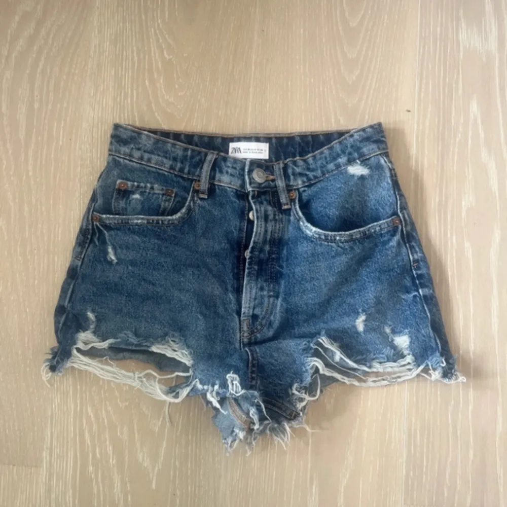 Säljer 2 jeans shorts för 150kr från zara. Pris kan diskuteras. snabb affär = billigare pris. Shorts.