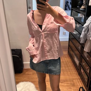 Ljusrosa blus med fickor - Säljer en superfin ljusrosa blus i storlek L. Den har en avslappnad passform och är gjord av ett mjukt och bekvämt material. Perfekt för både vardag och fest! 💖