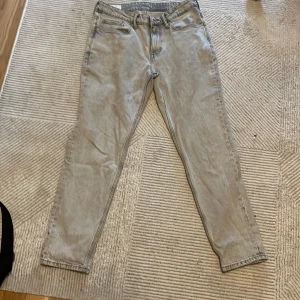 Gråa HM Jeans 30/30 - De är i sjukt bra skick. Knappt använda och de sitter fint. Tyvärr för små för mig