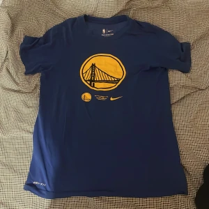 T-shirt  - En golden state warriors T-shirt som är  i okej skick har haft den i ett tag men håller frf ihop, perfekt till träning