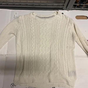 Vit stickad tröja - ”Rory gilmore sweater”, vit stickad tröja i storlek XS. Mysig!!!🌟🌟