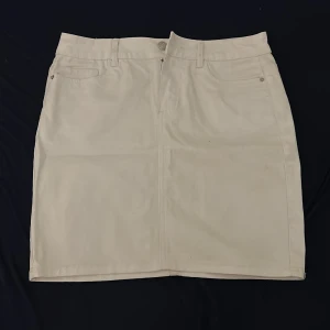 Denim kjol - Jättebra skick, säljer pga den tyvärr blivit för liten. Sitter jättebra på runt midjan. Ny kostar ca 400 kronor