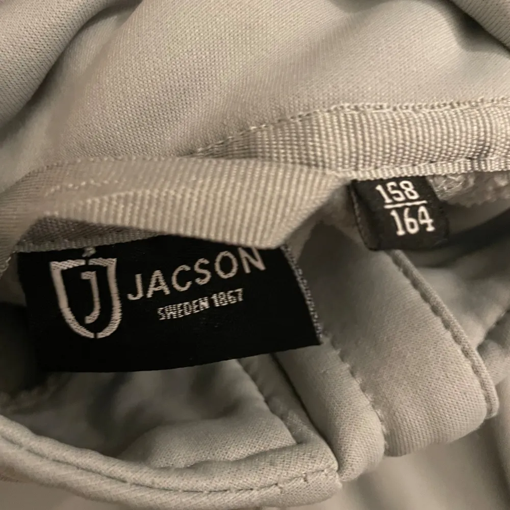 Ridtröja från jacson. Knappt använd. 158/164 men passar mig som har xxs/xs. Köpt för 599kr.. Hoodies.