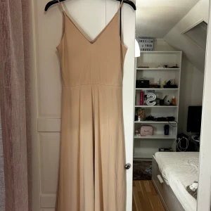 rosa beige klänning - säljer den här klänningen från h&m knappt använd. den är ljusrosa egentligen men man ser inte de i bilden.skriv för fler bilder. pris kan diskuteras