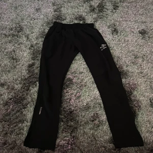 Byxor  - Byxor från umbro bra skick storlek L