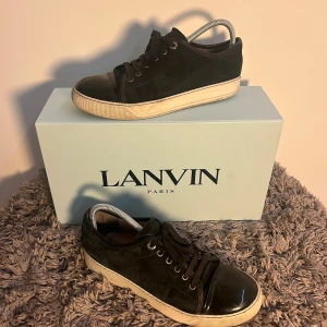 Lanvin Sneaker - Ett par riktigt feta Lanvins i Uk7, tecken på användning fast fortfarande i schysst skick och har mycket kvar att ge🔥💯. Extra vaxade snören tillkommer, dock utan box o dustbag. Perfekt inför kommande säsonger🙌💯. Hör gärna av er vid frågor! 
