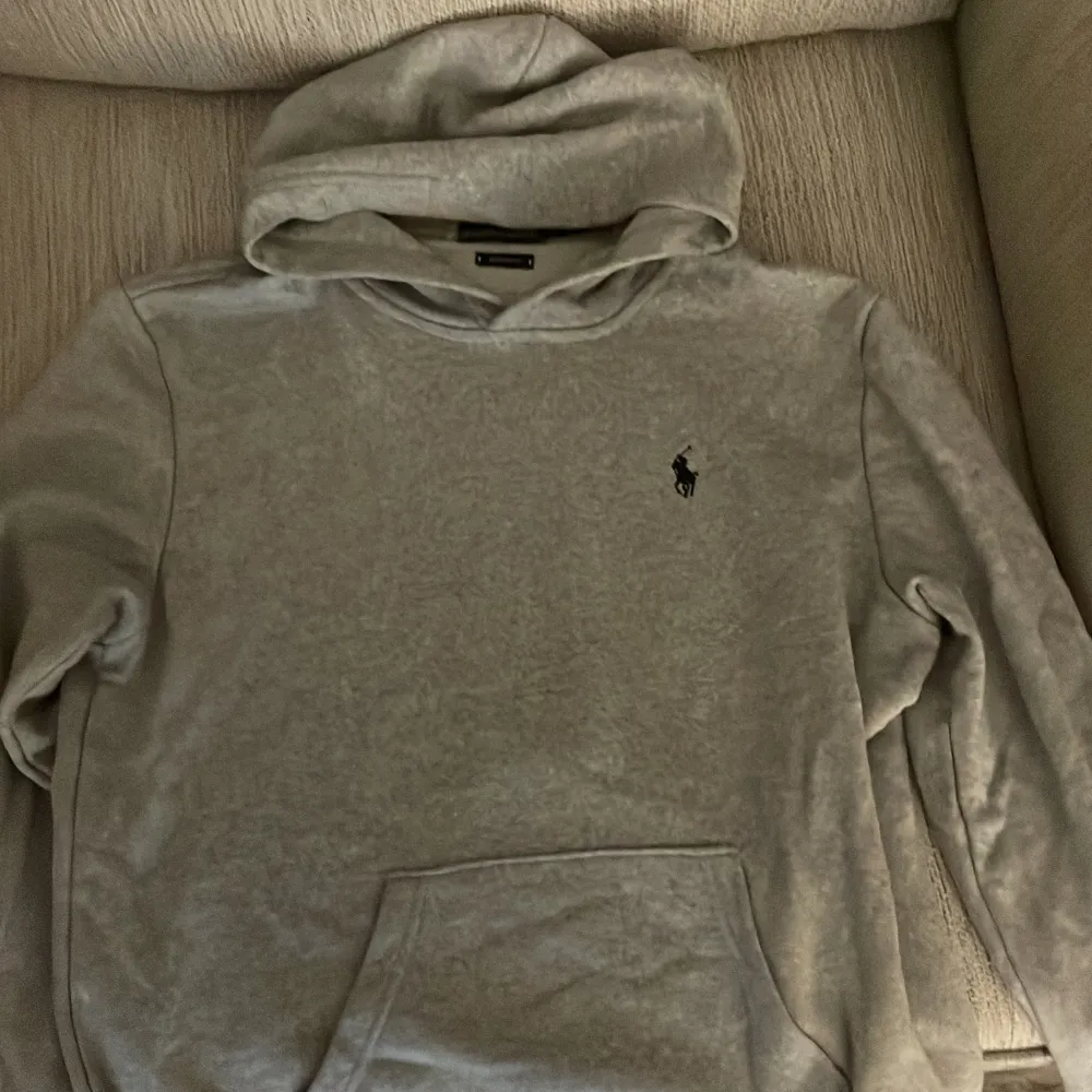 Hej! Säljer min polo hoodie i storlek M men skulle säga att den sitter runt s xs, inga skador eller sådant!. Hoodies.