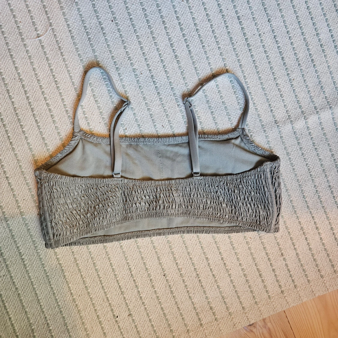 Grå smockad tubtopp - 90