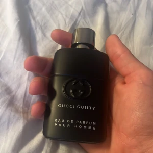 Gucci guilty pour homme EDP - Gucci guilty pour homme EDP 50ml, 45Ml kvar av 50 och eftersom det är EDP så har den mycket bättre performance longetivity och projection, kom med pris förslag 