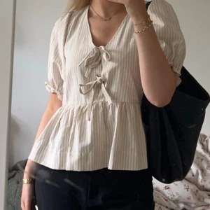 blus med knytning - jättefin blus från mood copenhagen som tyvärr knappt används. storlek S men pga den raka passformen passar den även större. köptes för 700kr