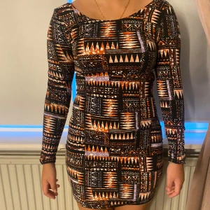 Mönstrad klänning  - En fin klänning med unikt mönster