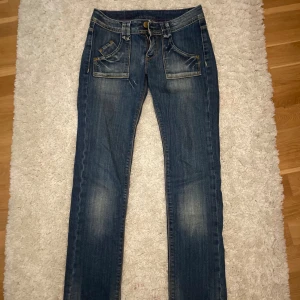 Snygga jeans! - Säljer eftersom de inte kommer till användning. Tveka inte på att höra av er vid frågor eller om fler bilder! Läs gärna min bio i profilen så får du reda på lite mer också. Priset är diskuterbart 💞💞