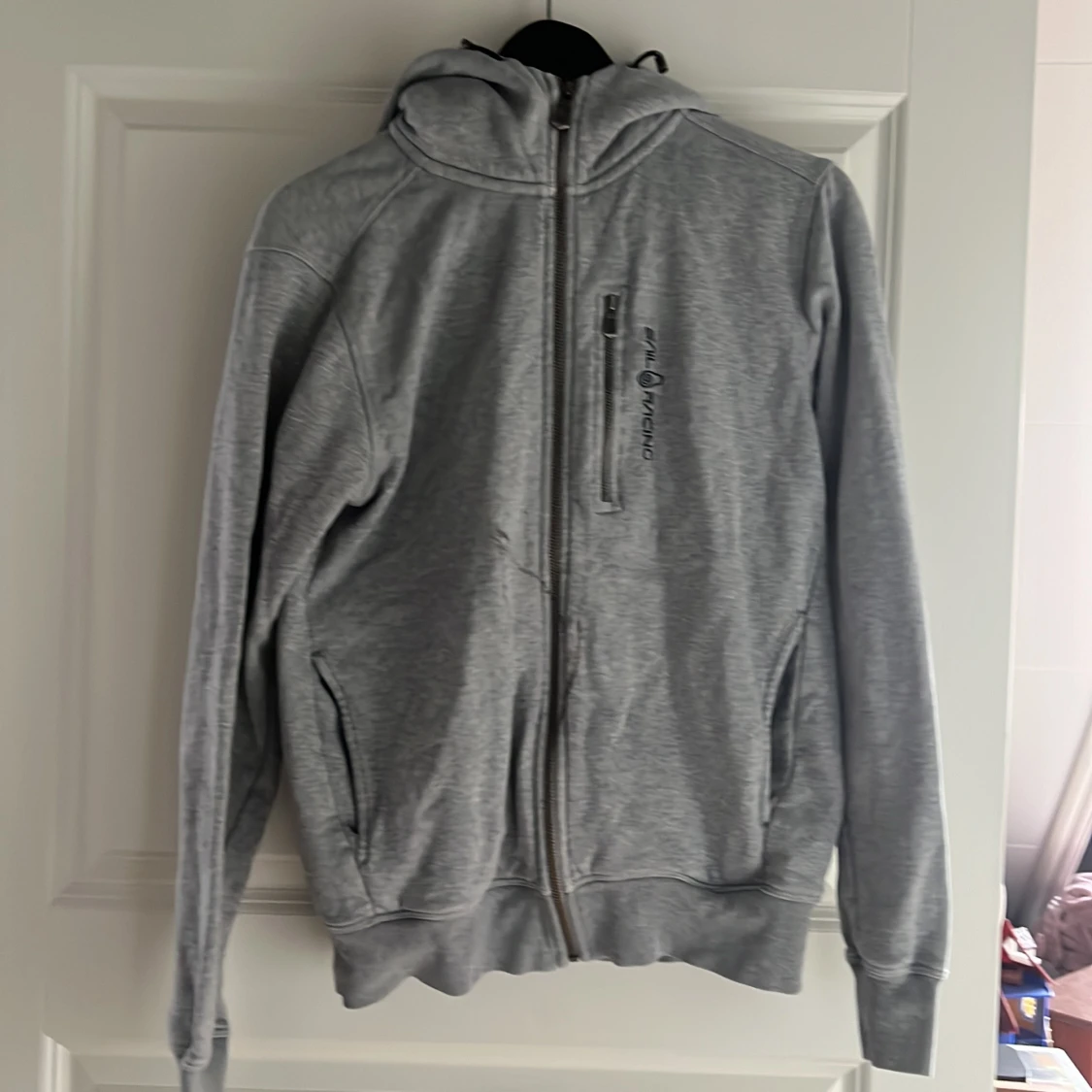 Grå hoodie från Sail Racing