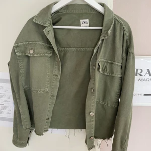 Grön jeansjacka från Zara! - Jättefin grön jeansjacka från Zara som funkar utmärkt till hösten/våren. Jättebra skick! Skriv för frågor eller bilder💕