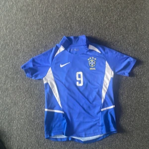 Brasilien tröja 2002/2003 - Tvär fet vintage fotbollströja med den ikoniska R9 på baksidan knappast använd. Pris kan diskuteras  