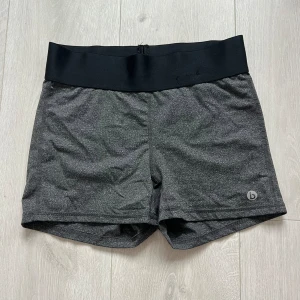Träningsshorts - Gråa Träningsshorts.  Lite slitna som man kan se på sista bilden.  