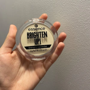 Puder - Essence puder✨ Endast testad, säljer då jag inte använder puder. Produkten är akne säker och täpper inte igen porerna. 