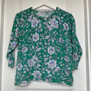 Mönstrad tröja  - Super bra för höst, är lite tjockare material, perfekt för lite kallare väder. Lite sliten. 