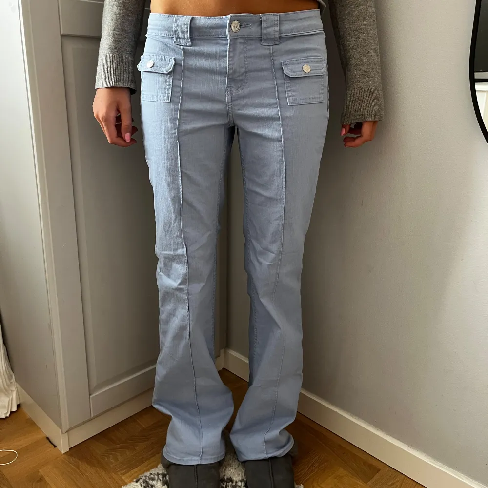 Super snygga unika flare low waist jeans från HM💙 super cool modell . Jeans & Byxor.