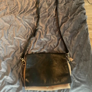 Vintage väska - Vintage väska som är jätte gammal från runt 2000. Finns ingen märke. 