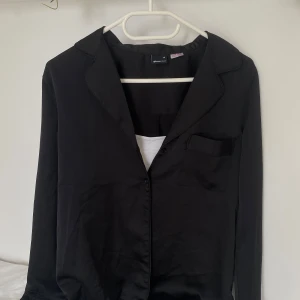 Svart pyjamasskjorta - Svart pyjamaskjorta som funkar till alla olika årstider. Den faller otroligt fint på kroppen och är perfekt pyjamas då den är oehört bekväm. Relativt ny och tyvärr inte kommit till användning. Vid frågor och önskemål, kontakta mig jättegärna💗