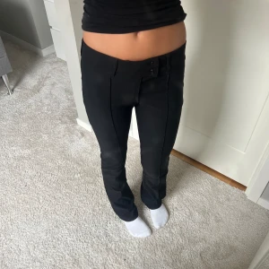 kostymbyxor  - säljer dessa kostymbyxor då de aldrig kommer till andvännig och är för små för mig. De är köpta på hm och använda 1 gång. 