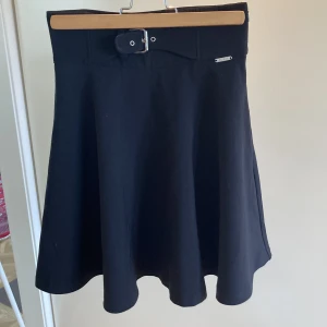 Svart kjol från Guess - Kjol från Guess i nyskick! Den är i storlek Xs och slutar lite över knäna (jag är 168cm). Säljer p.g.a. den är inte min stil. 