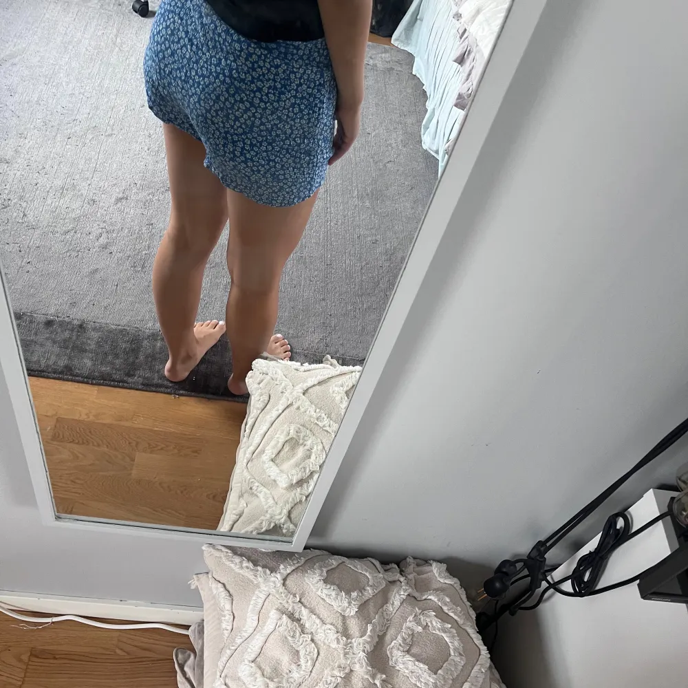 Blommiga shorts som inte används så mycket. I storlek 34 från H&M, pris kan diskuteras . Shorts.