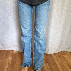 Zara mid waist straight jeans - Zaras mid waist straight leg jeans, bra skick men visst slitage har uppstått av användning (se bild 3&4) <3 jag är 176