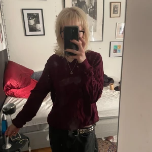 Vinröd sweatshirt - Vinrödsweatshirt köpt secondhand  Har två små hål på baksidan  Och ett på framsidan 