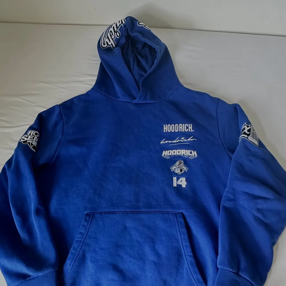 Detta är en blå limited edition hoodrich hoodie som köptes för 850kr hos JD Sport. Häftigt tryck och bra förvaringsfickor. Skickst är 10/10 och är i stolek L. Säljs för 650kr. Pris går att diskuteras!🥂. Hoodies.