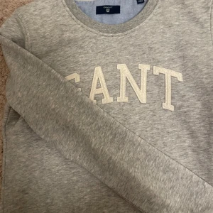 Grå sweatshirt från GANT - Säljer en jättefin GANT tröja i nyttskick, har aldrig andvänt och nypris ligger på ca 1500kr. Pris går att diskuteras!