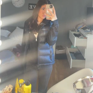 Svart pufferjacka - Säljer en snygg svart väst från peak performance. säljer pågrund av att den har aldrig kommit till användning, har alltså aldrig använt den💗