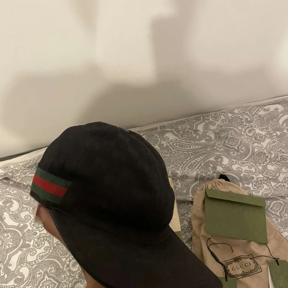 Gucci keps i storlek m  Äkta, box och lappar finns med. Väldigt fet keps. Accessoarer.