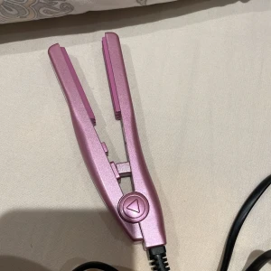 Mini våffeltong - Använd 1 gång. Perfekt att ha i väskan eller fixa till en liten slinga snabbt. Ny pris 199kr säljer för 99kr precis som ny.