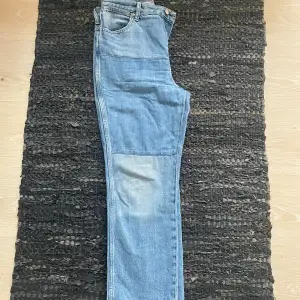 Jeans wrangler i samarbete med Billabong  Crop modell 28-32 